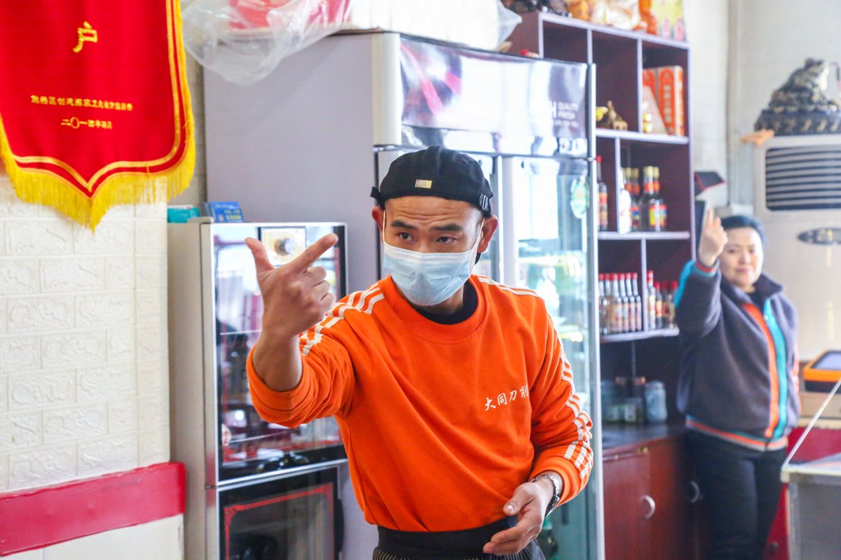 CocoStudio4's tweet photo. C'est un "restaurant de nouilles silencieux". À l'exception du propriétaire, Sun Xueqing, les chefs et les serveurs sont tous #sourds et #muets. La qualité de la nourriture et la charité ici ont gagné les éloges des clients. Plus de détails : 👉https://t.co/caeWTICASB https://t.co/6Mh0c7GoH7