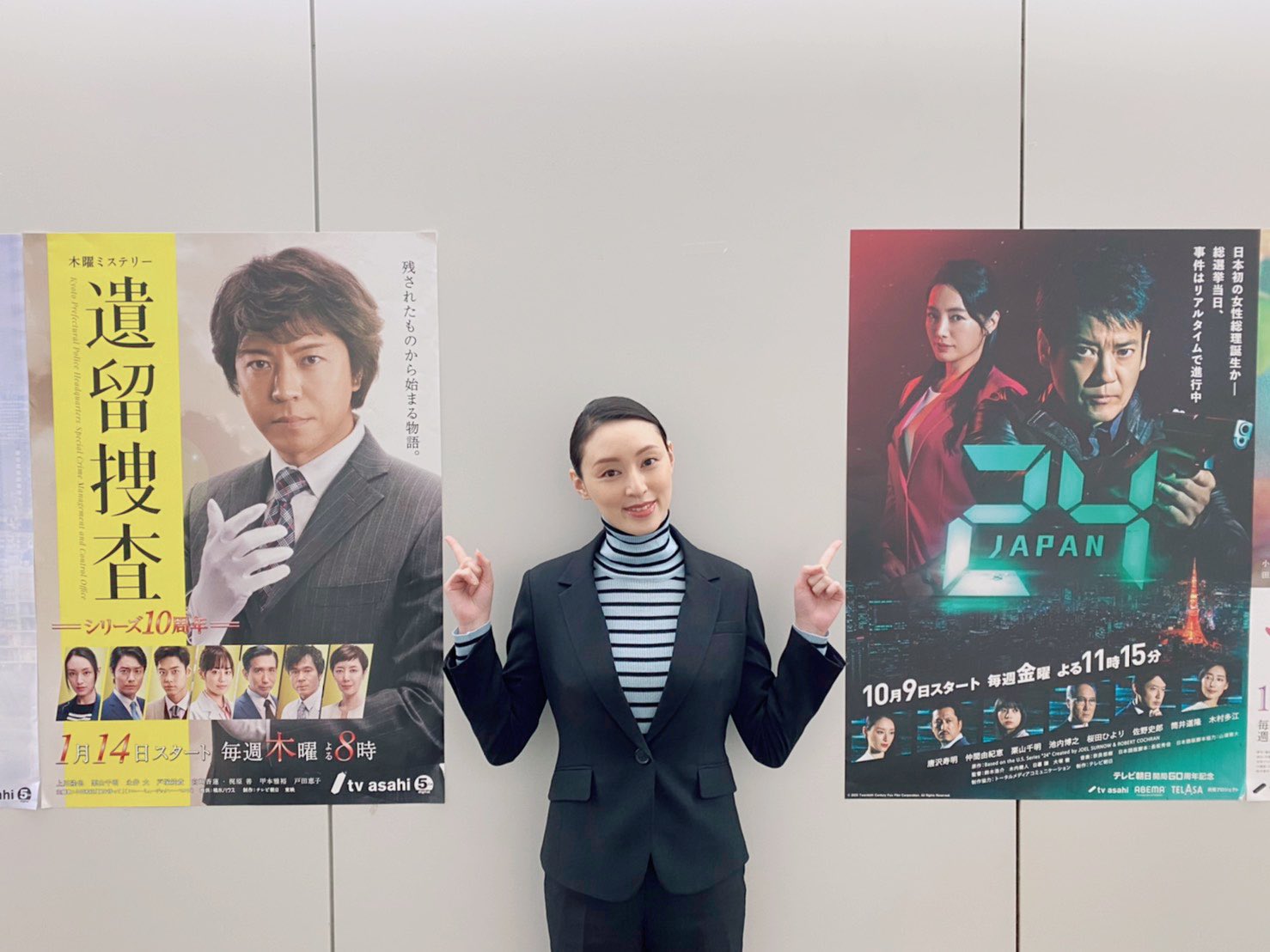 Chiaki Kuriyama 栗山千明 テレビ朝日さんで 珍しい写真が撮れましたっ 遺留捜査と24japanのポスターに囲まれて どちらのポスターにも同じような位置に私が 大変 光栄に存じますm M 皆様 是非