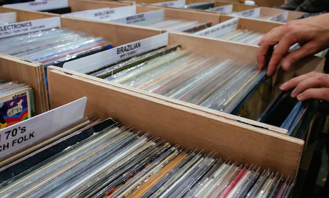 TheVinylFactory's tweet photo. These are the UK’s best-selling vinyl albums and singles in 2020
https://t.co/jckFCWo6xw https://t.co/idX1DFUGTF
