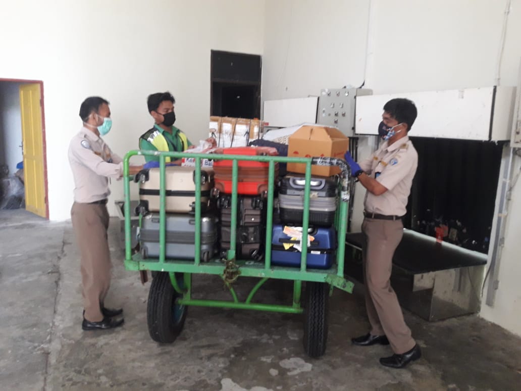 08/01. 2 Petugas BKIPM Mamuju melaksanakan Pengawasan Rutin Lalu Lintas Media Pembawa di Terminal Keberangkatan Bandara Tampa Padang Mamuju
#KKPRebound
#OneHealthKIPM
@HumasBKIPM
<a href="/abdurrohman321/">abdurrohman32</a>