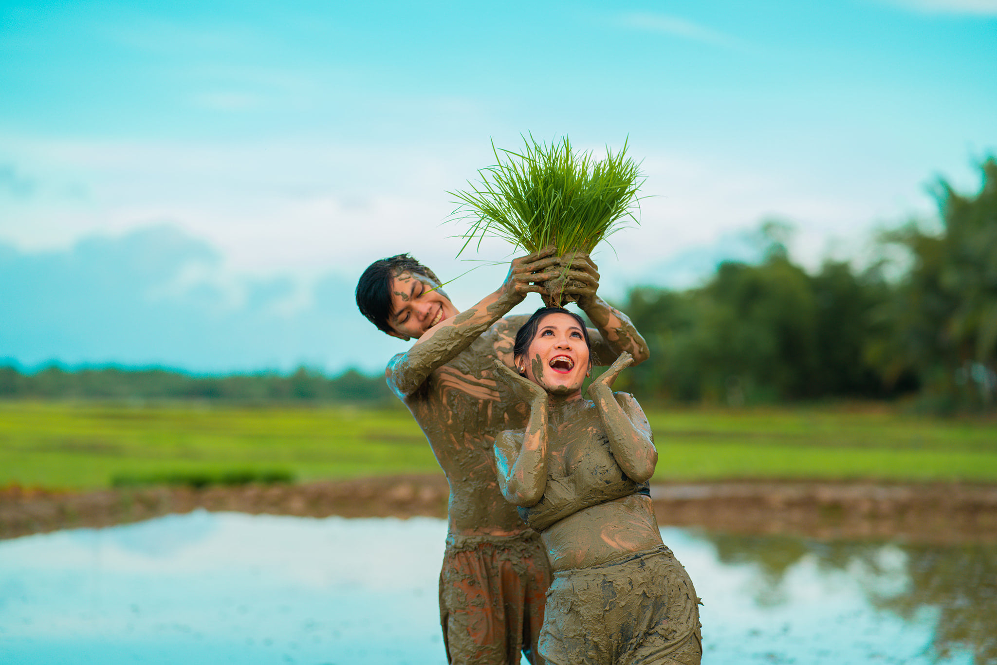 טוויטר \ Backbone MCOT בטוויטר: "ภาพไวรัลนี้เป็นภาพถ่ายของ Johncee Gutierrez  และ Imee Borinaga จากเมืองออร์มอค ประเทศฟิลิปปินส์  เป็นพรีเวดดิ้งกลางทุ่งเพราะทั้งคู่โตมาจากครอบครัวชาวนา ที่มาน่ารักมากเลยค่ะ  แอดขอแสดงความยินดีกับทั้งคู่ด้วยนะคะ . ขอบคุณ ...