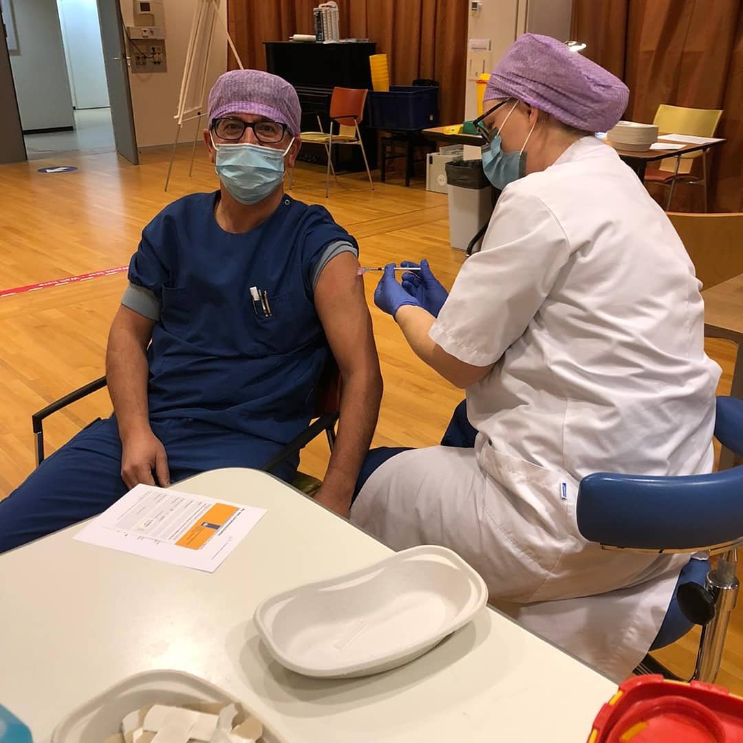 fethiozerdogan's tweet photo. Waarom vaccineren? Je bent  nooit ziek,  je leeft gezond, je bent sportief, slik nooit medicijnen. Ik doe het voor mijn omgeving vooral voor mijn familie, mijn ouders, vrienden, collega's, stafleden, spelers,  leerlingen. #coronavirus #Vaccinatie #COVID19NL https://t.co/Cg0DepuauJ