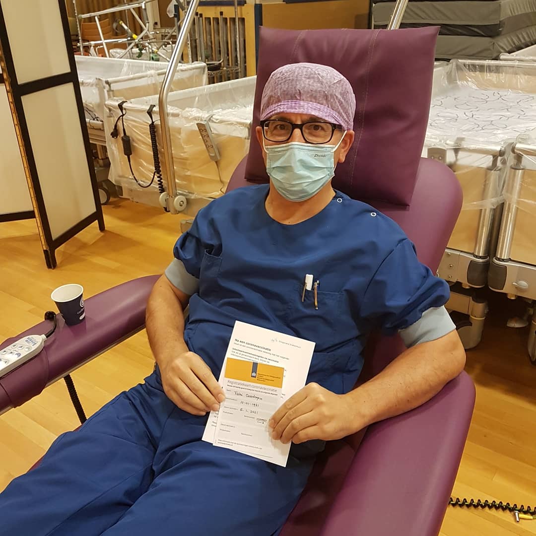 fethiozerdogan's tweet photo. Waarom vaccineren? Je bent  nooit ziek,  je leeft gezond, je bent sportief, slik nooit medicijnen. Ik doe het voor mijn omgeving vooral voor mijn familie, mijn ouders, vrienden, collega's, stafleden, spelers,  leerlingen. #coronavirus #Vaccinatie #COVID19NL https://t.co/Cg0DepuauJ