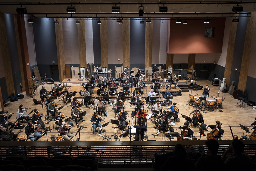 oliviercalmel's tweet photo. Enregistrement avec Xavier Phillips et l'orchestre Les Siècles sous la direction de Aurélien Azan Zielinski au studio de l' Orchestre national de France !
Quel plaisir 🎻🎹🤩!!!
#xavierphillips #LesSiecles #concerto #violoncelle #recording #studio #photographer https://t.co/HlCyVRrfoF