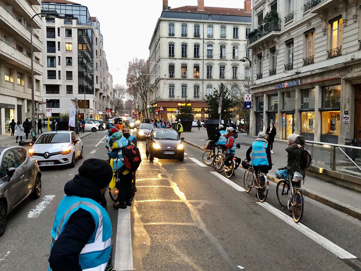 LeCycleUrbain's tweet photo. #ProtegeTaPiste ! 
#Lyon #CoursVitton https://t.co/u8Lrv8A7Vo