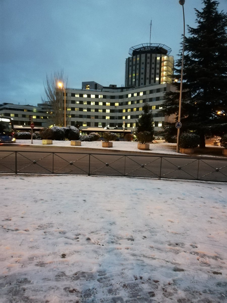 MRecarteRico's tweet photo. @MADRID muy bien las calzadas sin hielo para los coches, pero ¿qué pasa con las aceras y los que vamos andando al trabajo?
Y esto en zona hospitalaria... https://t.co/6qSYfKUT2r