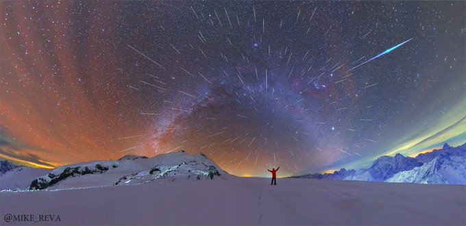 konstructivizm's tweet photo. The meteor shower,  Elbrus. Image - Reva https://t.co/OLp0B35nu0