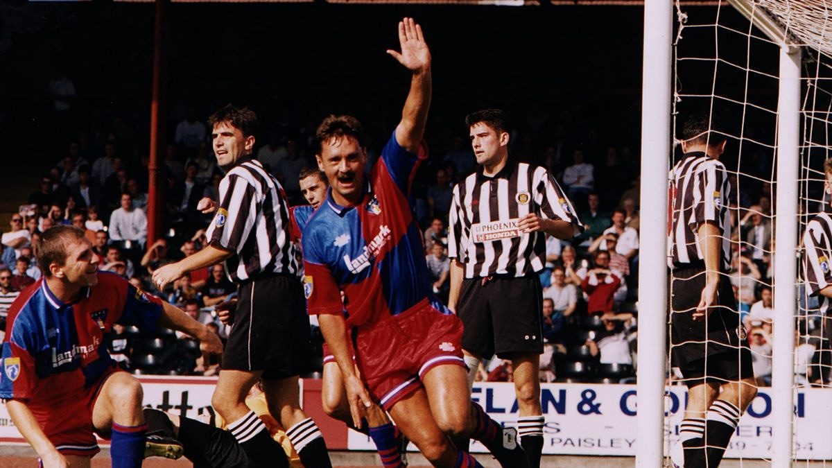 rebeccamellon's tweet photo. 25 years since this legend passed
#MrDunfermline
#TrueLegendsNeverDie https://t.co/5ExMvxD30i