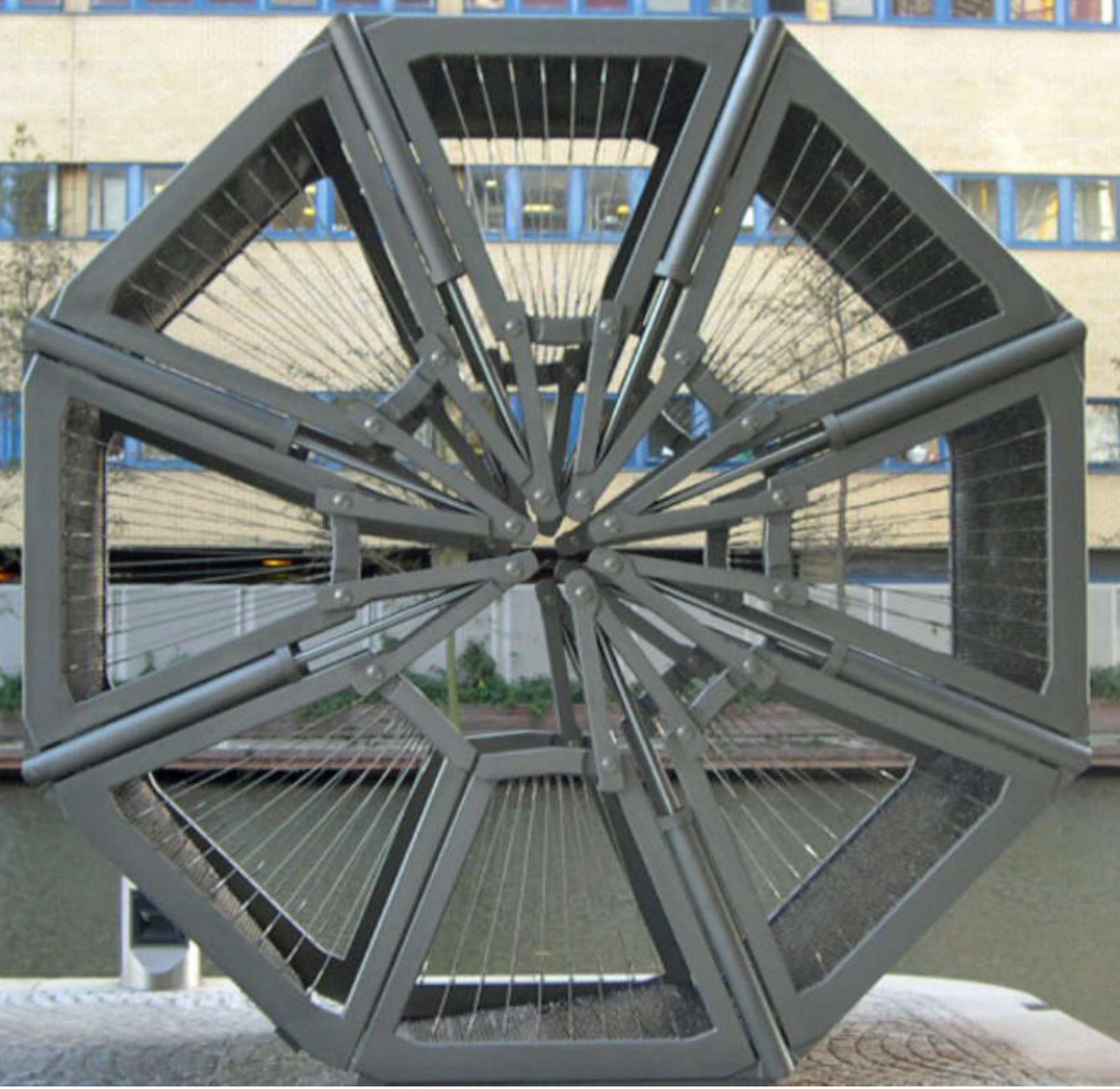 geoffwake1's tweet image. #lockdownmaths 
Roll-up bridge by Heatherwick studios
What do you see? What do you wonder?
#mathsimage