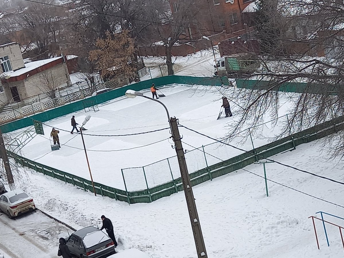 Ведётся  расчистка  катка.