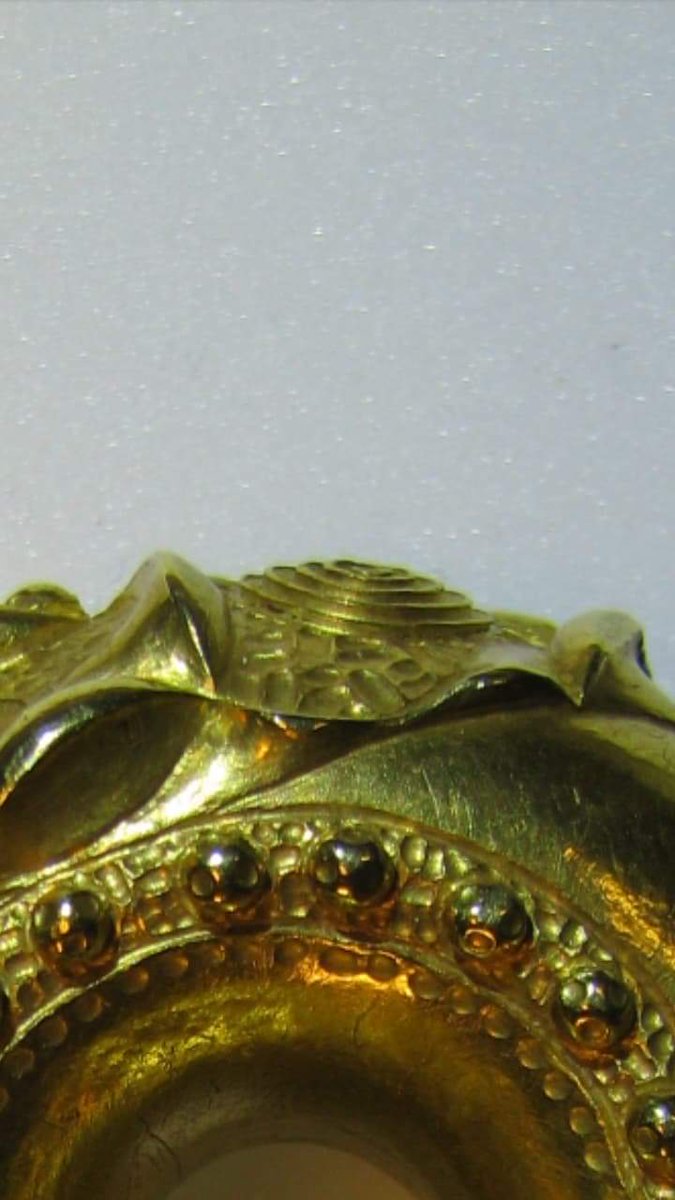  #Archaeology31  #decoloniseIn the UK, the study of gold artefacts always references western, often white, traditions of goldworking with gold torcs consistently described as being repoussé, punched, chased etc. Thread.