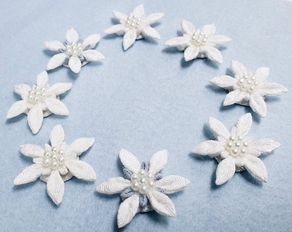 bluebee_s's tweet photo. つまみ細工で作った雪の結晶です❄️
かたちや耐久性などにこだわって、試行錯誤しながら少しでも雪の結晶に近づけるようにオリジナルで作りました！

#雪の結晶 #ハンドメイド #つまみ細工 #ハンドメイド好きさんと繋がりたい #新春芸術祭2021 https://t.co/814ei1E6Gx