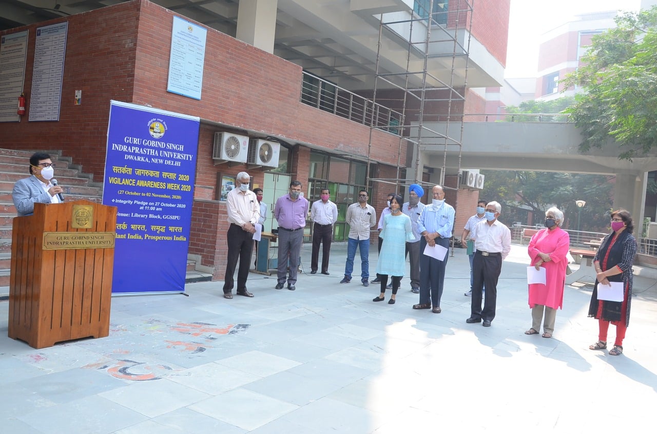 Ggsipu Hon Ble Vice Chancellor With Faculty And Staff Members Observing The Vigilanceawarenessweek Vigilanceawarenessweek Vigilanceweek At Dwarka Campus Cvcindia Eduminofindia Ugc India T Co K8kcrokyeh