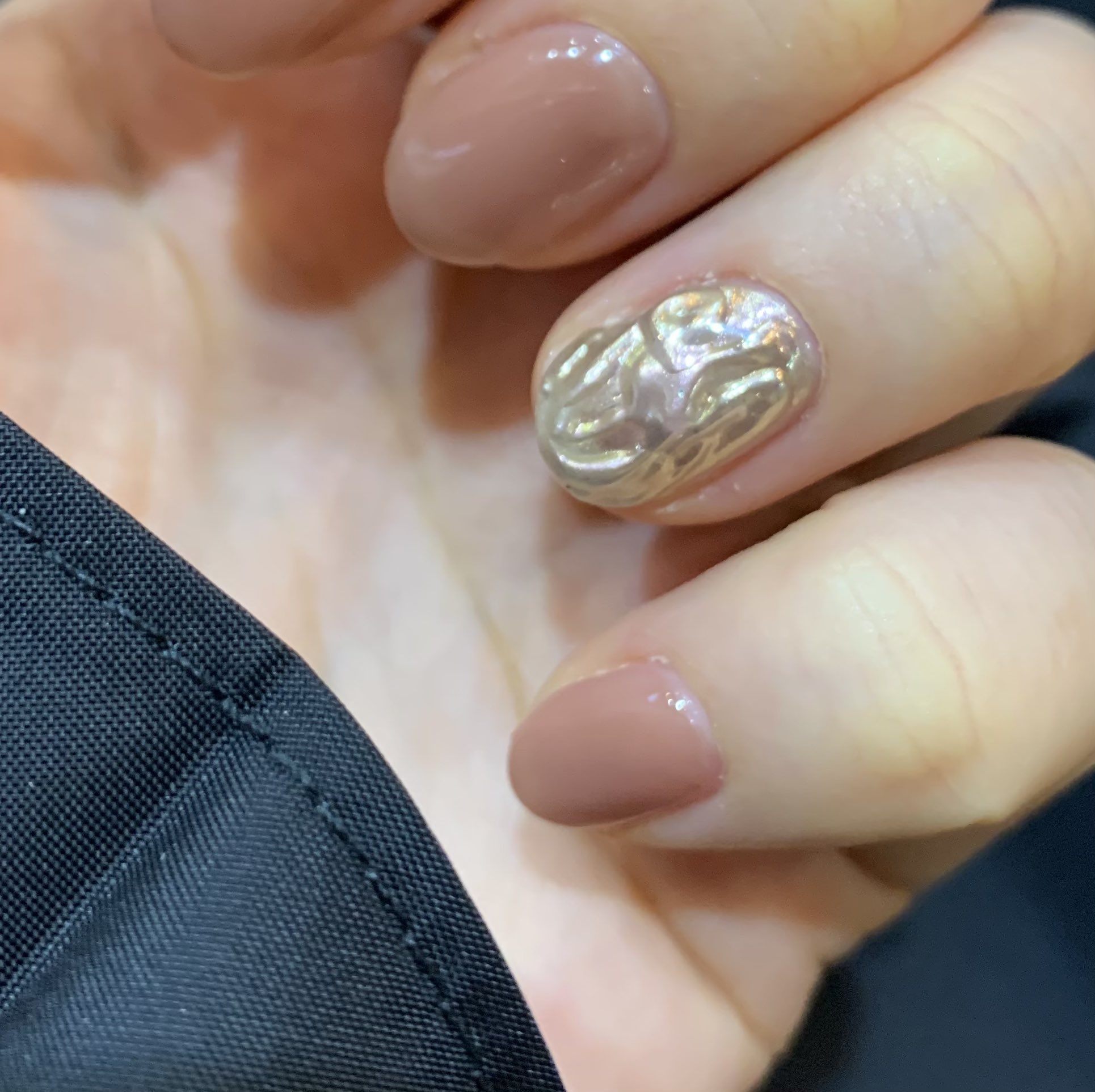いと 初めてジェルネイルしたんだけど この金のやつ固める時死ぬほど熱くてネイルも痛み感じるもんなのか って今日知ったわ そして今は美容院なう T Co Yietkdkwsg Twitter