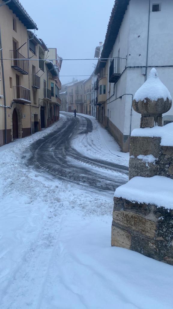 AjdeCastellfort's tweet photo. El blanc de la neu ❄️ envolta Castellfort
📣 L’Ajuntament recorda que els i les alumnes que cursen els seus estudis a l’IES Vilafranca no tenen classe a causa del temporal
#castellfort #elsports #turismenatural #turismerurals #igercs #neu #winter #hivern #invierno #filomena https://t.co/G6d3ND13Ia