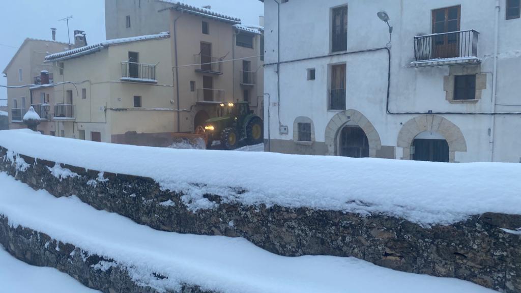 AjdeCastellfort's tweet photo. El blanc de la neu ❄️ envolta Castellfort
📣 L’Ajuntament recorda que els i les alumnes que cursen els seus estudis a l’IES Vilafranca no tenen classe a causa del temporal
#castellfort #elsports #turismenatural #turismerurals #igercs #neu #winter #hivern #invierno #filomena https://t.co/G6d3ND13Ia