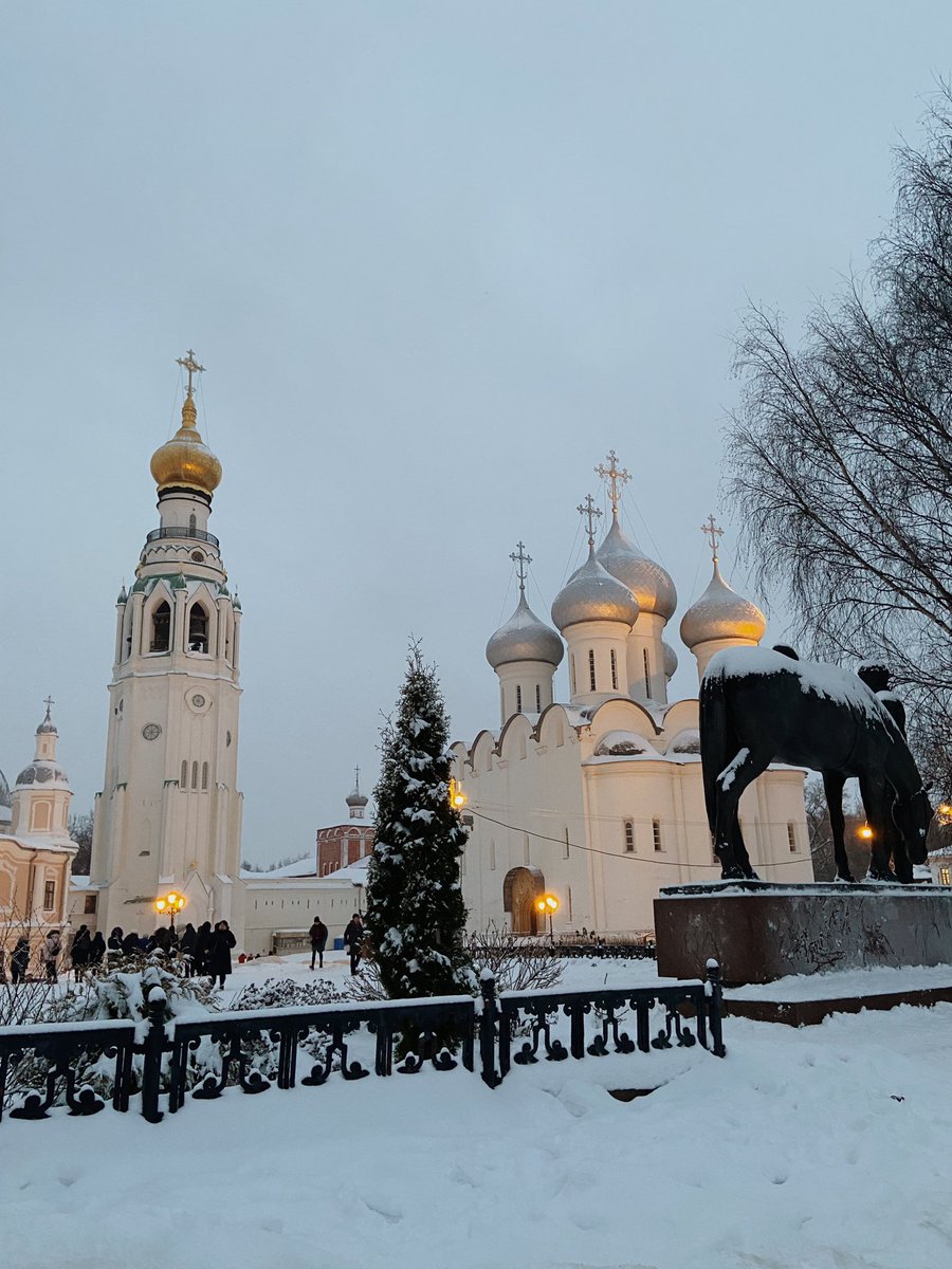 anastasea_p's tweet photo. Вологодские каникулы – это ежедневные походи в гости и рандеву, игристое за встречу, вкусная домашняя еда и сбитый режим, в общем – сердечко 🤍 https://t.co/e4ZDgoO49U