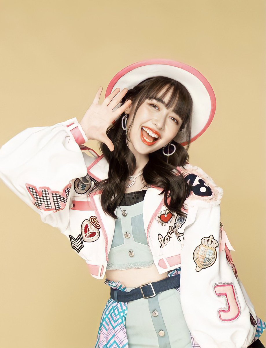 thiwa_tt's tweet photo. วันนี้วันสุดท้ายของ heavy rotation แล้ว รู้สึกผ่านไปเร็วจัง บอกลาชุดเซนเตอร์นี้เพื่อต้อนรับเพลงใหม่แล้ว ตลอดเวลาที่เจนได้รับตำแหน่งนี้ บอกเลยว่า เจนทำหน้าที่นี้ได้ดีมากกกก เก่งมาก ชุดนี้ เพลงนี้ เหมาะกับเจนที่สุด ภูมิใจในตัวเจนมากนะไอต้าวมุมุ #JaneBNK48 #JanemiRotation https://t.co/fIqdu0nLcf
