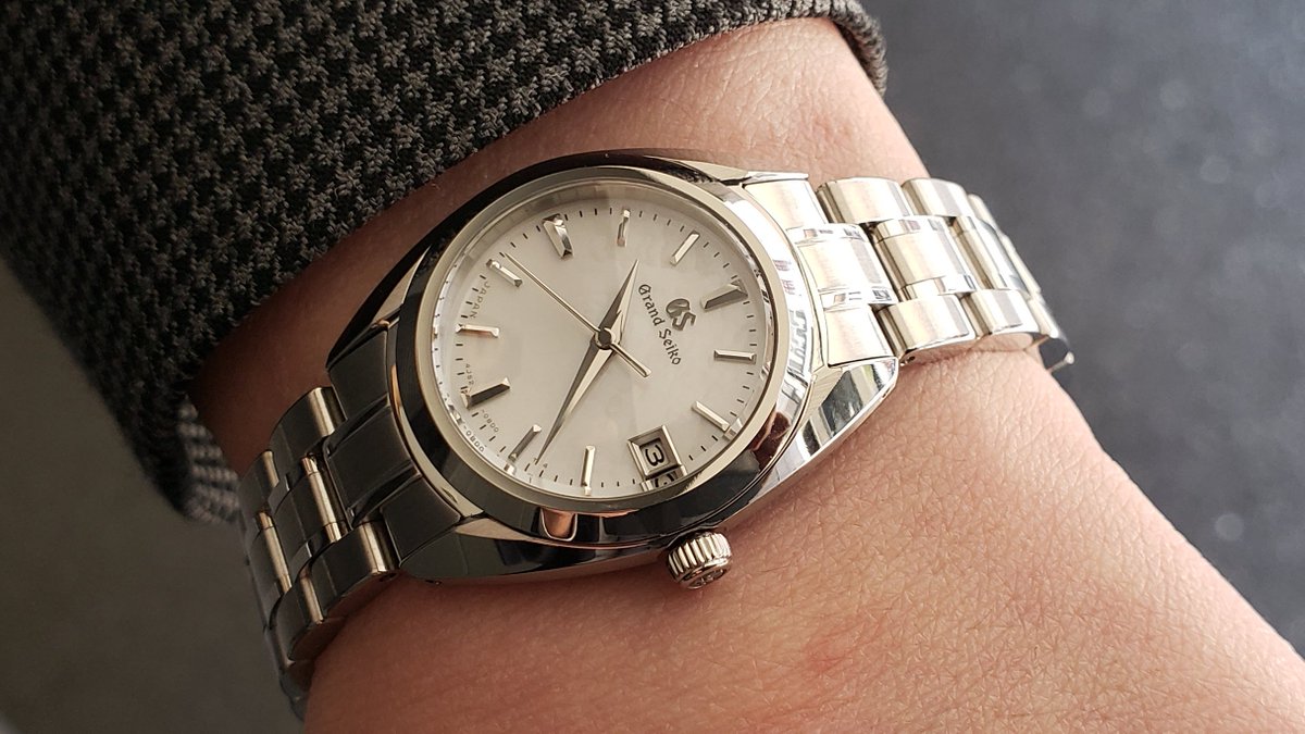 時計 宝飾 眼鏡 ハラダ 万円 30万円までのレディースウォッチで 控えめなモデルあれば グランドセイコー Stgf275 装いを選ばない小ぶりなサイズのレディス クオーツモデル ダイヤルには白蝶貝を使用しており 控えめなデザインながらも 角度を