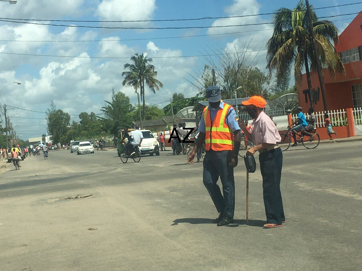 zefasantonio's tweet photo. Exemplos raros na #policia. Aconteceu em Quelimane https://t.co/K20sFNcDnb