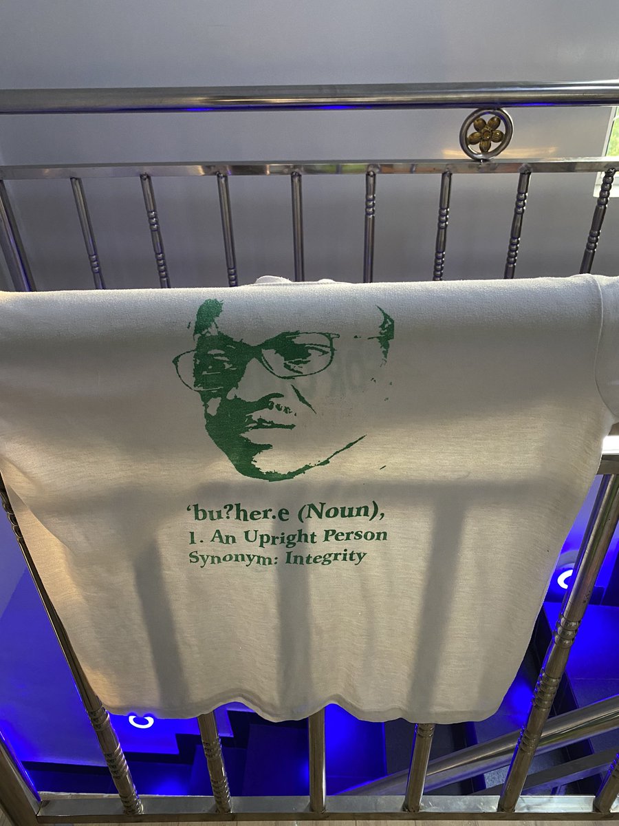 1/ This 10 year old Buhari-branded Tee must be my oldest piece of cloth (bar a couple of agbada inherited from our patriarch). The story? In 2011, when Buhari was a hard sell in the South, before he joined forces with Tinubu et al, some of us volunteered to sell him