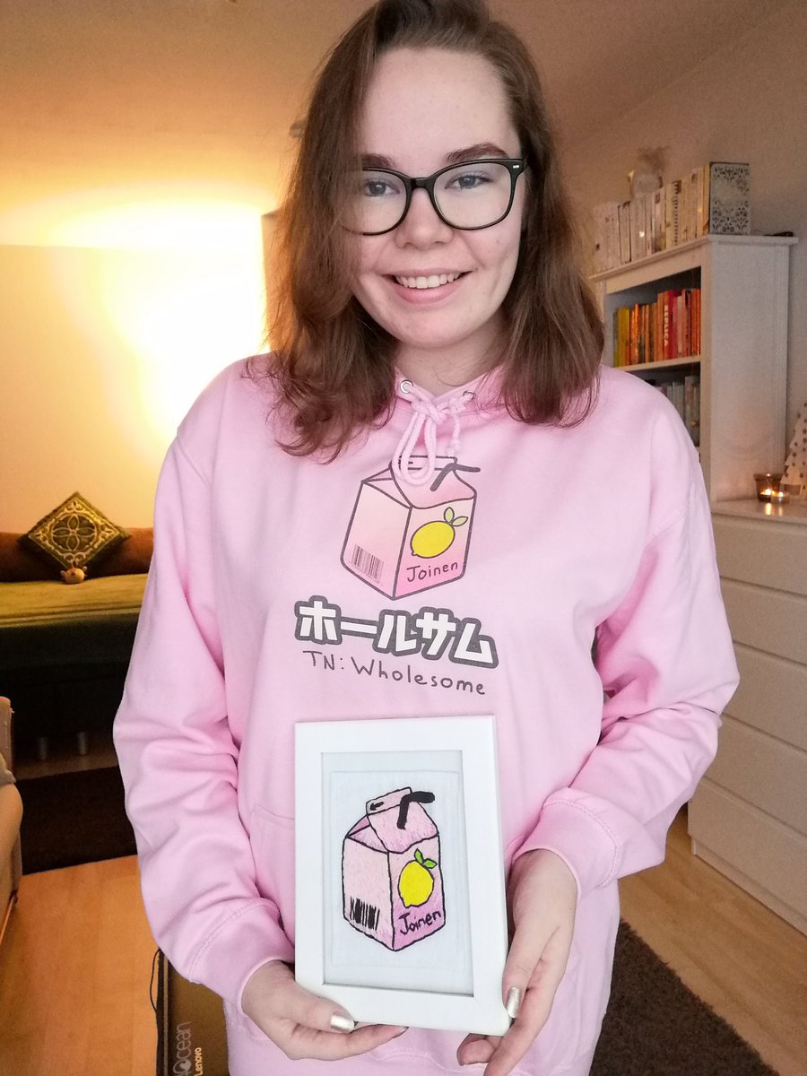 TeeaHietala's tweet photo. I look like I've won an award but let's be real, receiving my lemon carton hoodie felt like I won something 🍋😍 @JoinenTV https://t.co/jo9yPqWwMh