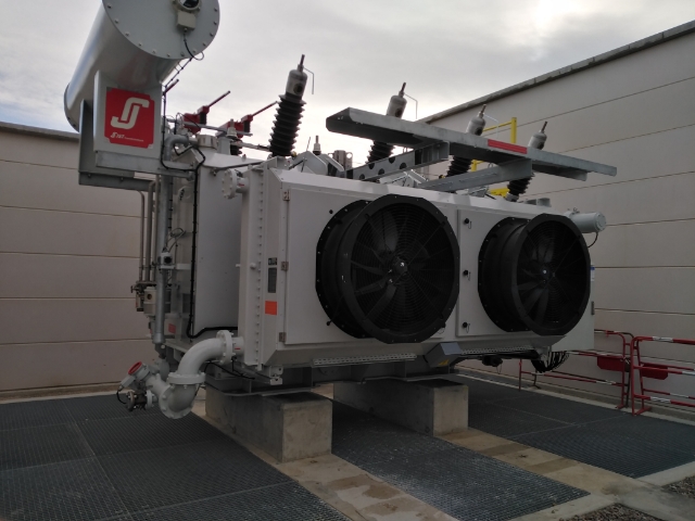 EnedisRegionSud's tweet photo. Vendredi photo 📸Arrivée du 1er des 3⃣ transformateurs qui vont équiper le Poste Source de #SaintSavournin en construction. Ce nouvel ouvrage va renforcer le réseau électrique ⚡️entre @VilledeGardanne et @villedaubagne #Satisfactiondesclients
👏🏽à notre prestataire #Setral https://t.co/Qi6zfxh3F5