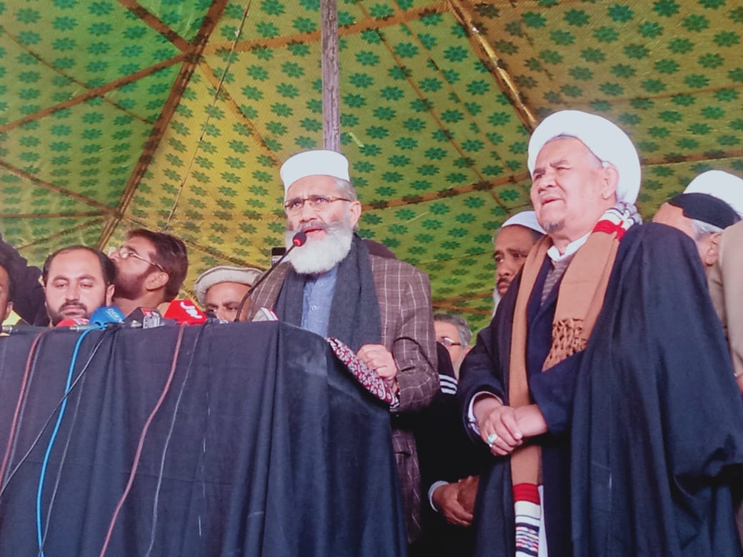 MehmoodHotak's tweet photo. امیر جماعت اسلامی پاکستان سینیٹر سراج الحق @SirajOfficial سانحہ مچھ کے متاثرین سے اظہار یکجہتی کے لئے دھرنے میں پہنچ گئے اور شرکاء سے خطاب کر رہے ہیں @Qaisarsharif555 https://t.co/cFepiC5fjQ