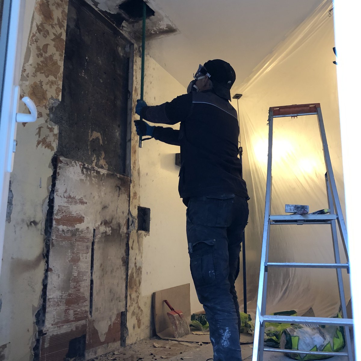 Et bien sur, il a fallu nettoyer le conduit dans lequel viendra prendre place le flexible.