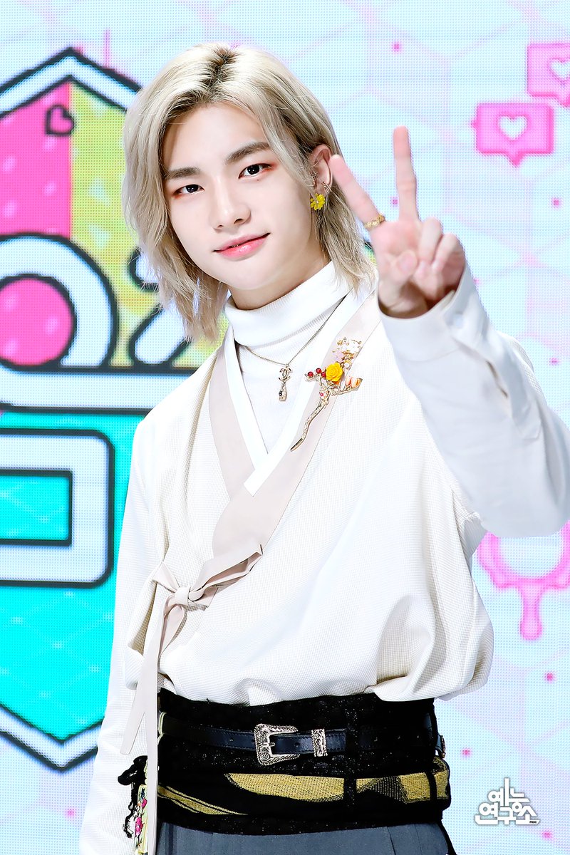 MBC_entertain's tweet photo. 새해맞이 한복 곱게 차려입은 3MC와 함께🤍
2021년에도 #쇼음악중심 토요일 3시 40분에 만나요( ᵕ·̮ᵕ )🎶

210102 #쇼음악중심 #음중 #찬희 #현진 #김민주 @SF9official @Stray_Kids @official_izone https://t.co/M6mEV8kgfI