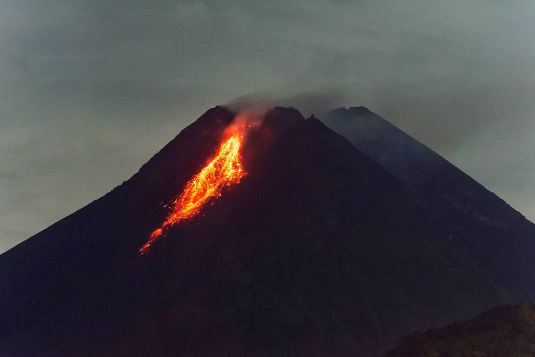 merapi_uncover's tweet photo. Tadi malam saya berhasil memotret beberapa guguran lava pijar dari Gunung Merapi di lapangan Kaliurang. Masih di jarak yg aman yaitu 8km dari puncak Merapi. Guguran btd malam cukup intens kawan. Saya memotret dari jam 21.00 wib sampai jam 01.00wib.
📸: Arigun https://t.co/IokYhAL9hJ