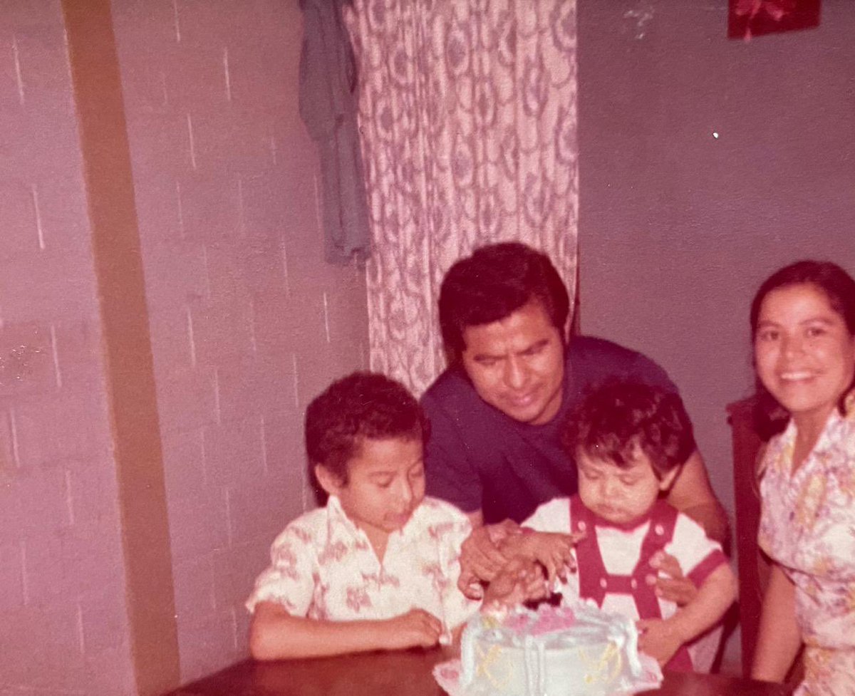 PastorVladimir's tweet photo. 8 de enero siempre será una fecha especial, mi padre llega éste día a los 75 años.
Él siempre estuvo presente, con una palabra a tiempo, y su ejemplo siempre constante.
Feliz cumpleaños a mi padre amado. https://t.co/P0yUGbT1EN