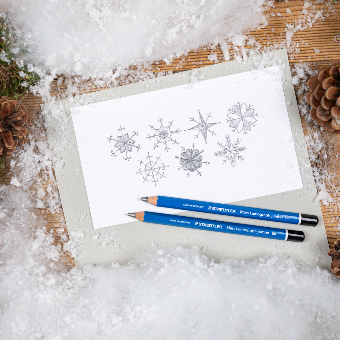 staedtler_tr's tweet image. Penceremize düşen yıldızlar! Her kar tanesi kendine özgü ve benzersizdir. Mars Lumograph jumbo kalemlerimiz ile hadi onlara dokunun ve şekillendirin! ❄️ Yaratıcı yolculuğunuzun bir parçası olmak için, çizimlerinizde bizi #DiscoverandCreate ile etiketleyin! 💚