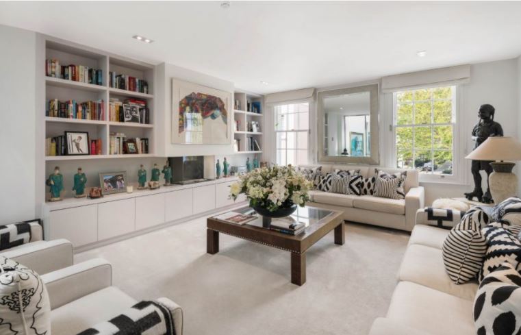 struttandparker's tweet photo. #PropertyoftheDay A beautifully presented three bedroom house, with a stunning roof terrace &amp; garage. The house has excellent entertaining space, including a fabulous family room on the ground floor. 🏡 Take a virtual tour: https://t.co/J2L2IbCWEf https://t.co/MPjHnSdWCm
