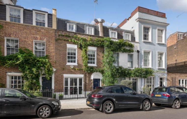 struttandparker's tweet photo. #PropertyoftheDay A beautifully presented three bedroom house, with a stunning roof terrace &amp; garage. The house has excellent entertaining space, including a fabulous family room on the ground floor. 🏡 Take a virtual tour: https://t.co/J2L2IbCWEf https://t.co/MPjHnSdWCm