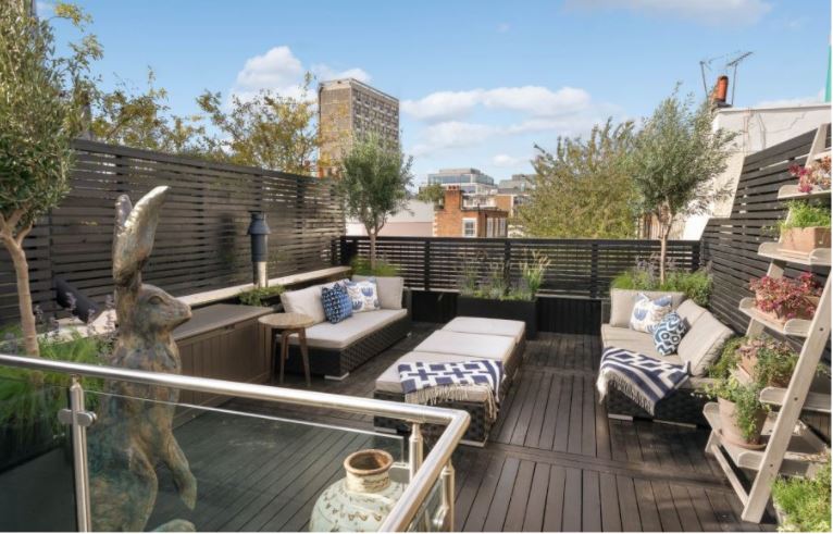 struttandparker's tweet photo. #PropertyoftheDay A beautifully presented three bedroom house, with a stunning roof terrace &amp; garage. The house has excellent entertaining space, including a fabulous family room on the ground floor. 🏡 Take a virtual tour: https://t.co/J2L2IbCWEf https://t.co/MPjHnSdWCm