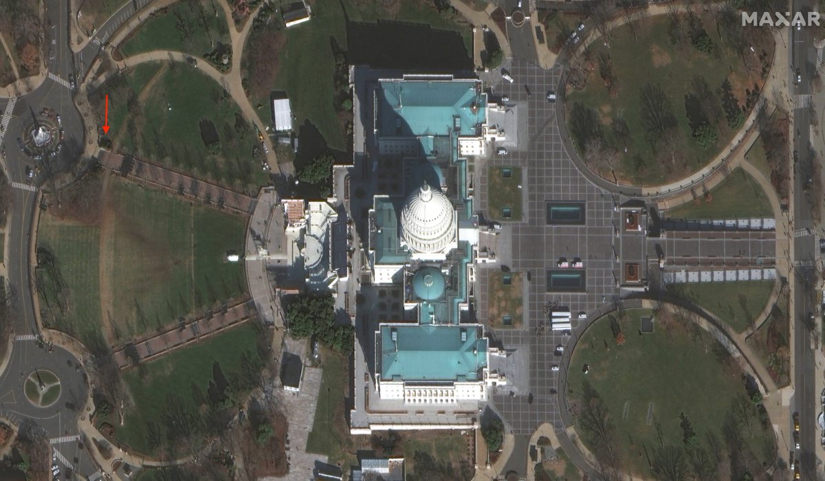 12:50PM EST: A group of protesters reaches the outer barriers of the perimeter on the west side of the Capitol’s grounds. The red arrow on the  @Maxar satellite imagery points to the location of those barricades. (Image captured January 7)