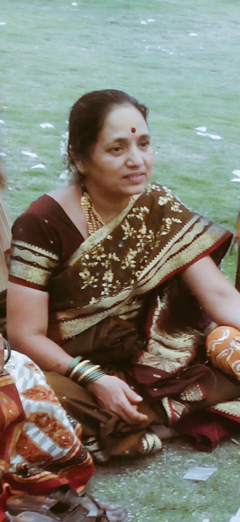 आमच्या मामांना म्हणतात तुम्हाला अक्का चीच लय काळजी आम्ही बहिणी नाहीत का? आजीचा पण कल हिच्याकडे जास्त. सासू सासरे पण आमच्या कडेच जास्त राहिले. कारण बाकी दोघी सुना तब्येत खराब होऊ नये म्हणून फिकट जेवण द्यायच्या. आणि आमची मम्मी अरे खाऊ दे रे हाल हाल करून जास्त दिवस जगण्यापेक्षा +