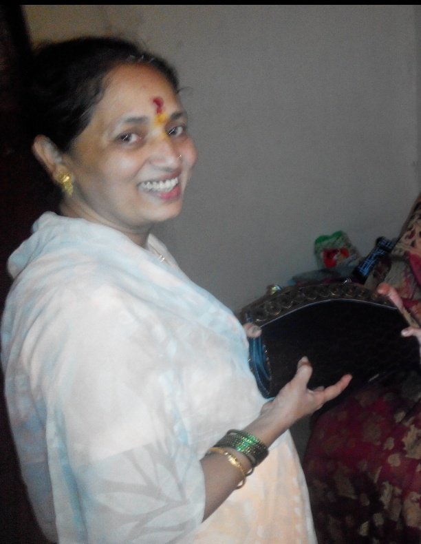 मज्जा करून आहेत ते दिवस त्यांना जगू दे. 10व्या ला सगळेच त्यांचे आवडते पदार्थ आणतात पण जिवंतपणी ते त्यांच्या पोटी जाऊ दे. आशीर्वाद मिळतात आपल्याला.गावाला गेली की सगळ्यांच्या घरी जाणार, विचारपूस करणार, तासंतास गप्पा हणणार.वडील म्हणायचे हिला ना गावाला आनलीच नाय पाहिजे. +