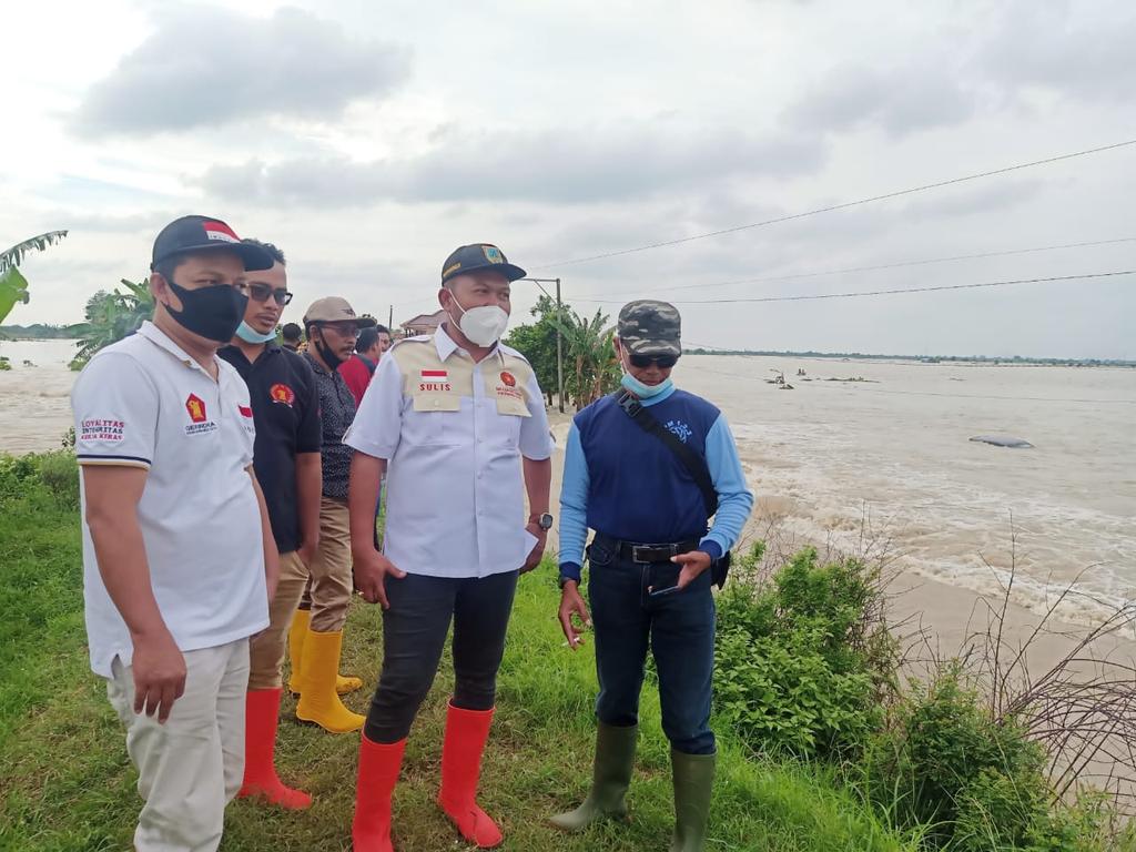 GarudaS31219946's tweet photo. Banjir yang melanda Dukuh Goleng, Desa Pasuruan Lor, Kudus akibat jebolnya tanggul Sungai Gelis, membuat sekitar 1200 warga harus mengungsi. 

#GerindraBergerak https://t.co/Dg2vtKtMWo