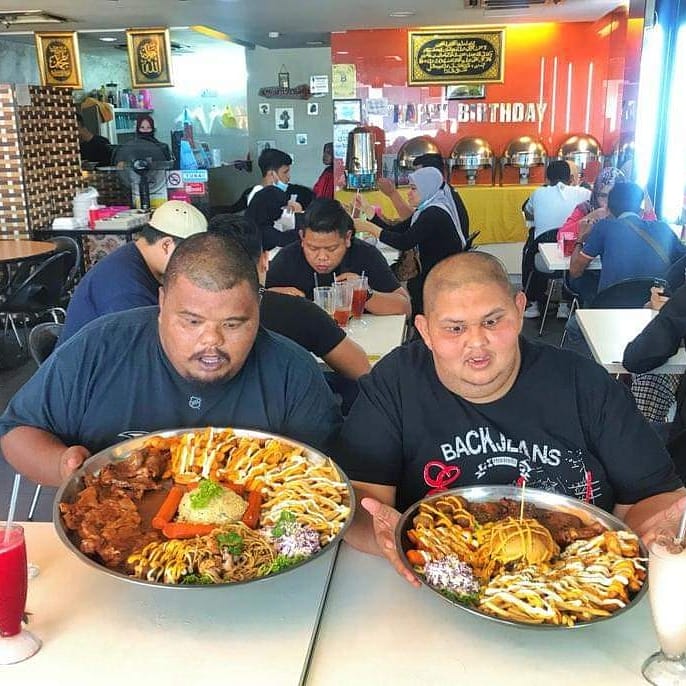 JJCMPERAK's tweet photo. HIDANGAN MIX WESTERN TALAM SELAMBAK PALING MURAH DAN VIRAL DI IPOH 
mahukan gabungan chicken chop, lambchop, spaghetti dengan nasi goreng dlm 1 hidangan?Aterr moh ke sini. Portion byk,puas hati❗❗RM35 ja
https://t.co/J9n3VMtcOi

📌 Restoran Claypot Raja Patin
Fair park,IPOH https://t.co/wvMVRLaxvT