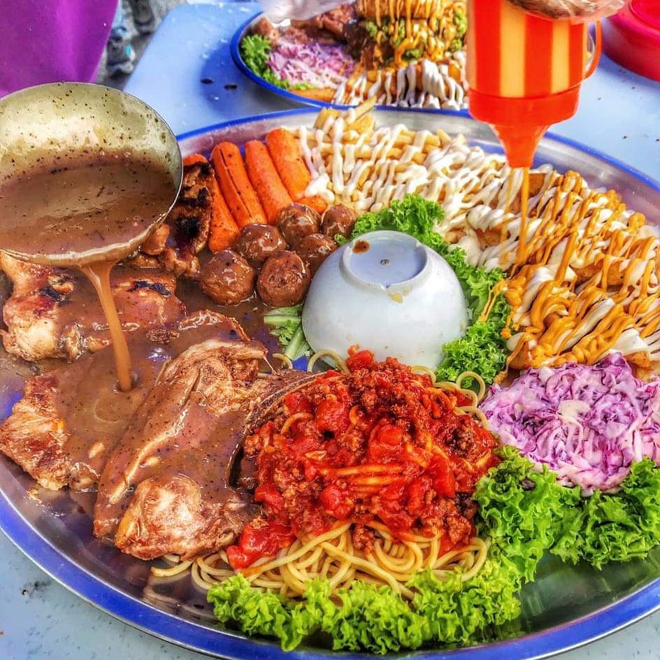 JJCMPERAK's tweet photo. HIDANGAN MIX WESTERN TALAM SELAMBAK PALING MURAH DAN VIRAL DI IPOH 
mahukan gabungan chicken chop, lambchop, spaghetti dengan nasi goreng dlm 1 hidangan?Aterr moh ke sini. Portion byk,puas hati❗❗RM35 ja
https://t.co/J9n3VMtcOi

📌 Restoran Claypot Raja Patin
Fair park,IPOH https://t.co/wvMVRLaxvT