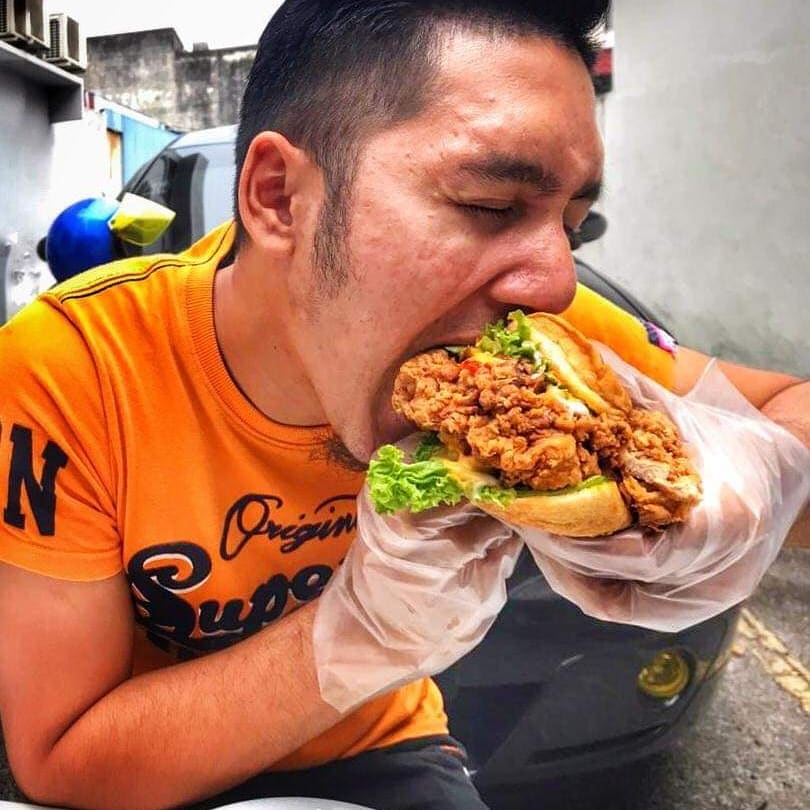 JJCMPERAK's tweet photo. HIDANGAN MIX WESTERN TALAM SELAMBAK PALING MURAH DAN VIRAL DI IPOH 
mahukan gabungan chicken chop, lambchop, spaghetti dengan nasi goreng dlm 1 hidangan?Aterr moh ke sini. Portion byk,puas hati❗❗RM35 ja
https://t.co/J9n3VMtcOi

📌 Restoran Claypot Raja Patin
Fair park,IPOH https://t.co/wvMVRLaxvT