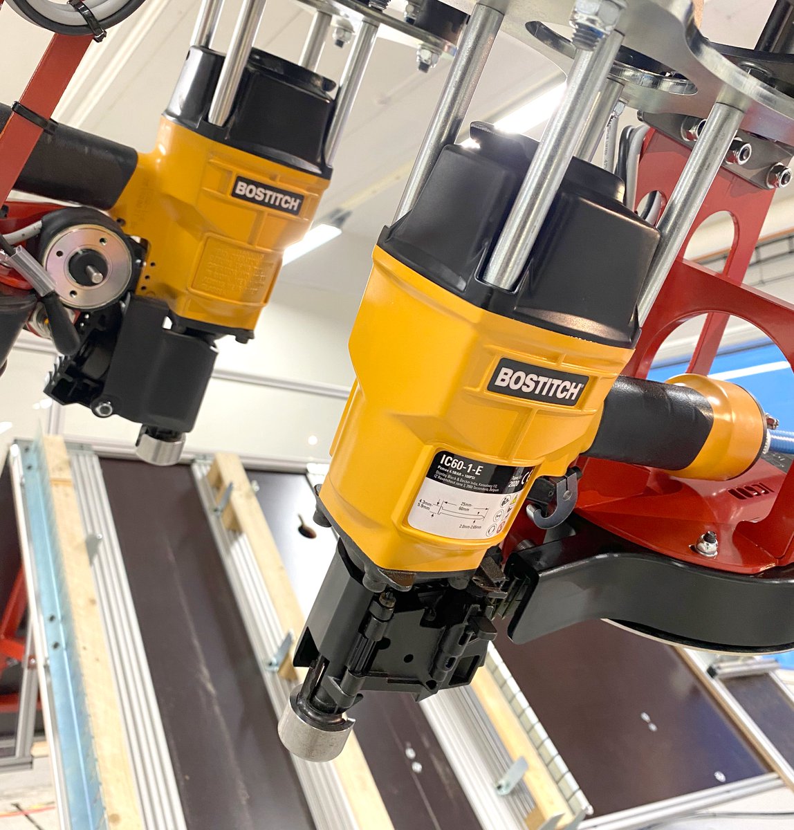 EkatechAB's tweet photo. Sometimes less is more
For pallets with especially narrow stringers or frames, single unit nailing modules are more efficient. You still can shoot up to 3 nails simultaneously.
Contact us for a demo!
#nailing #pallets #robot #nailingrobot #palletrobot #bostitch @BOSTITCHTools https://t.co/DAbKgGyEHU