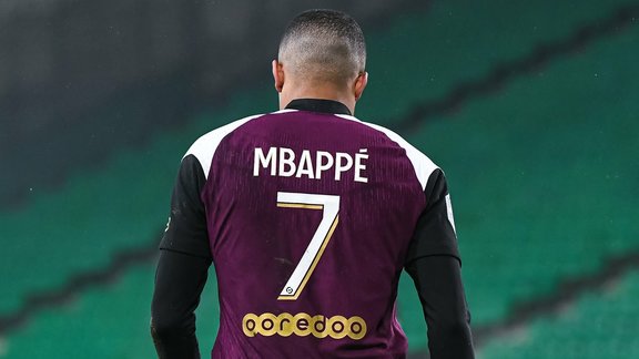 Foot360prime's tweet photo. #DECLAR - Emmanuel Petit sur Mbappé : "Il a une expression corporelle qui ne me semble pas positive. J’ai le sentiment qu’il se ‘neymarise’, qu’il veut faire ce que Neymar fait sur le terrain alors qu’il n’a pas du tout les qualités de Neymar.

Partagez-vous son avis ? https://t.co/q9SSwsjIdP