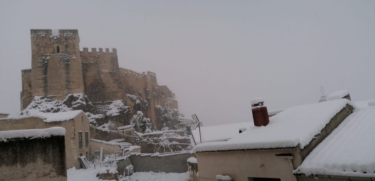 La #nieve sigue siendo protagonista en la #SierradelSegura donde deja estampas así de bonitas en localidades como #Yeste o #ElchedelaSierra
