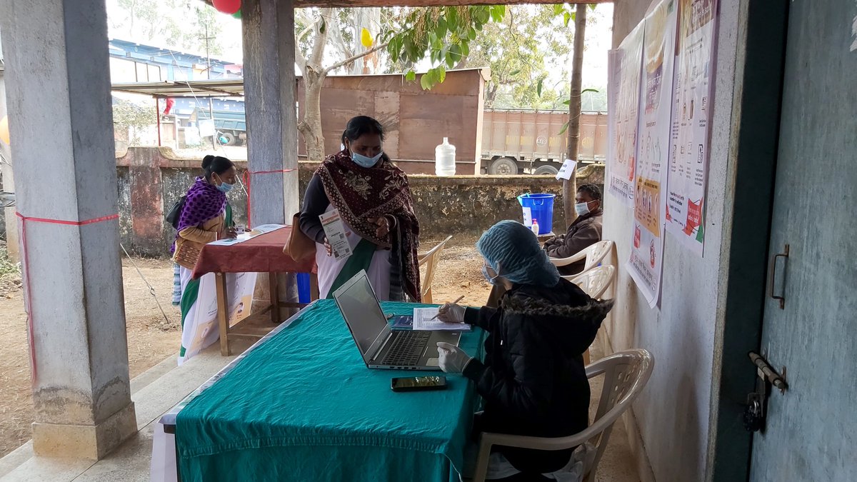 TeamLatehar's tweet photo. #COVID19 टीकाकरण को लेकर लातेहार में सिविल सर्जन डॉ एसके श्रीवास्तव के नेतृत्व में पूरे जिले में सफलता पूर्वक संपन्न कराया गया #Dry_Run प्रक्रिया, सदर अस्पताल समेत सभी CHC में आयोजित हुआ कार्यक्रम। @HemantSorenJMM @BannaGupta76 @drharshvardhan https://t.co/T75l94bS5R