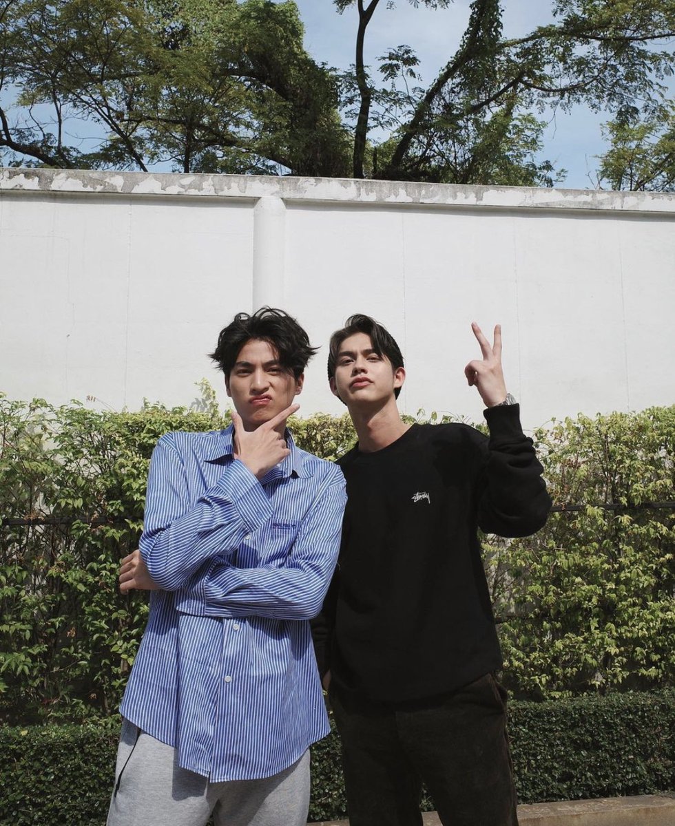 ELLEThailand's tweet image. #ไบร์ทกลัฟ มาแรง! สองหนุ่มฮอตจากรั้วโรงเรียนสวนกุหลาบมาเจอกันที อากาศข้างนอกที่ว่าร้อน ก็ซอฟต์ไปเลย อยากจะเห็นทั้งคู่มีผลงานร่วมกันซักหน่อย ดีไหมคะแฟนๆ