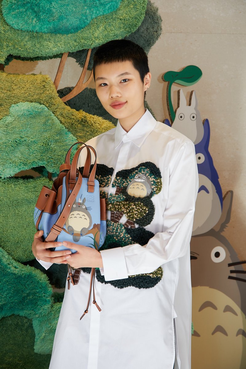Loewe Japan ロエベ ジャパン ロエベ表参道店にて となりのトトロ カプセルコレクションのキャンペーンビジュアルにも登場したモデルのkayakoさんをキャッチ フロントにトトロ の森の刺繍が施されたオーバーサイズシャツに 同じくトトロのハンモックを Loewe Japan ロエベ ジャパン ロエベ表参道店にて となりのトトロ カプセルコレクションのキャンペーンビジュアルにも登場したモデルのkayakoさんをキャッチ フロントにトトロ の森の刺繍が施されたオーバーサイズシャツに 同じくトトロのハンモックを