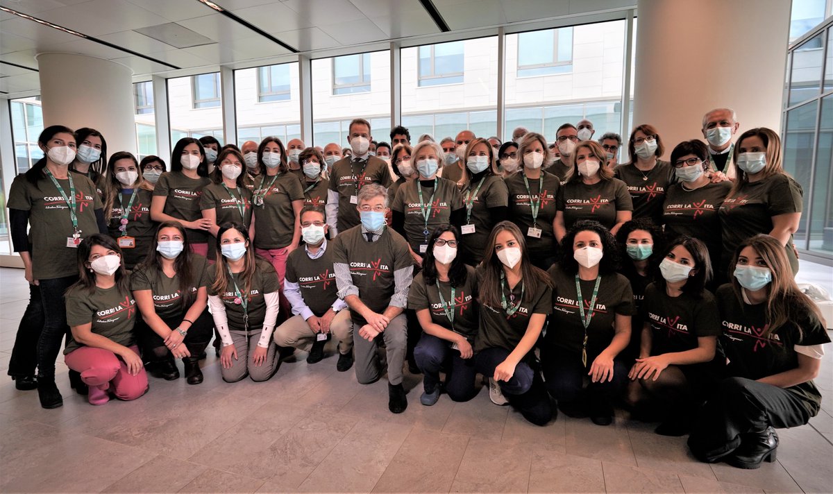 Corrilavita's tweet photo. Ecco il team della #BreastUnit dell'Ospedale di #Catania (uno dei 14 centri coordinati da #SenoNetwork che sosteniamo da anni), i pazienti e l'associazione "Il filo della vita", con le magliette 2020 firmate @Ferragamo che abbiamo inviato in Sicilia per #Natale. Grazie! ❤ https://t.co/ZFnfDbh9fC